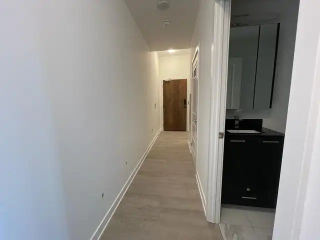 VAUGHAN: Bright 2 Bedroom/2 Bath Corner Condo For Rent Toronto - Photo 11