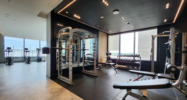 VAUGHAN: Bright 2 Bedroom/2 Bath Corner Condo For Rent Toronto - Photo 16