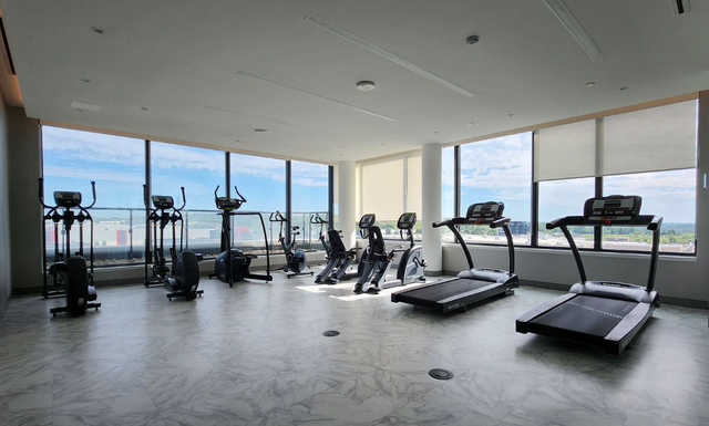 VAUGHAN: Bright 2 Bedroom/2 Bath Corner Condo For Rent Toronto - Photo 17