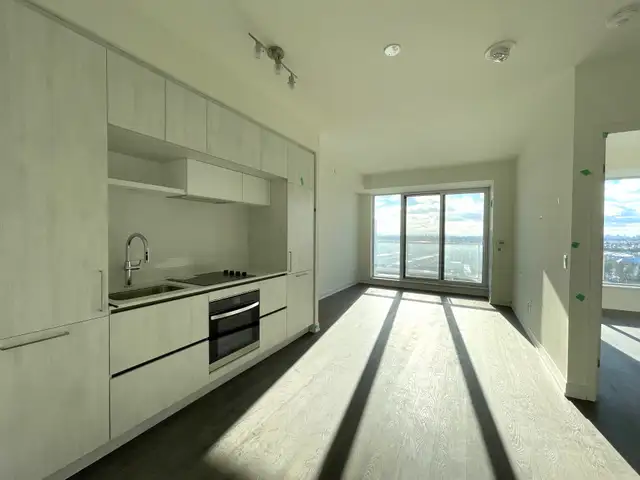 RICHMOND HILL: Brand New 1 Bedroom Condo For Rent with PARKING - Photo 4