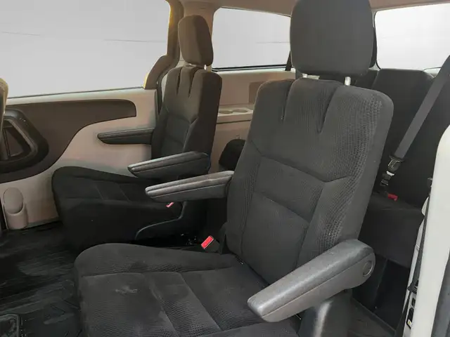 2016 Dodge Grand Caravan SXT | CLEAN CARFAX | NAVI | BACK-UP CAM - Photo 11