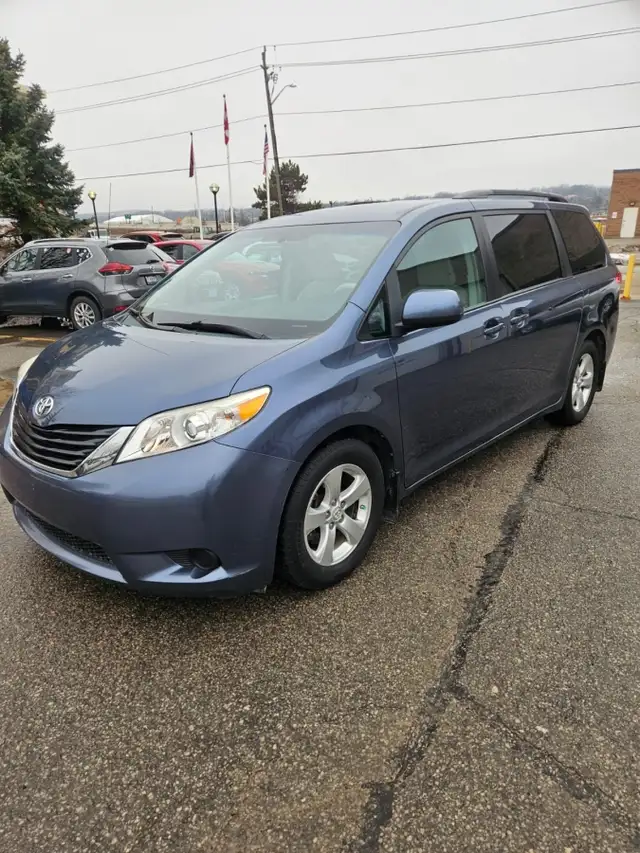 2014 TOYOTA SIENNA  NO ACCIDENTS  LOW KM - Photo 2