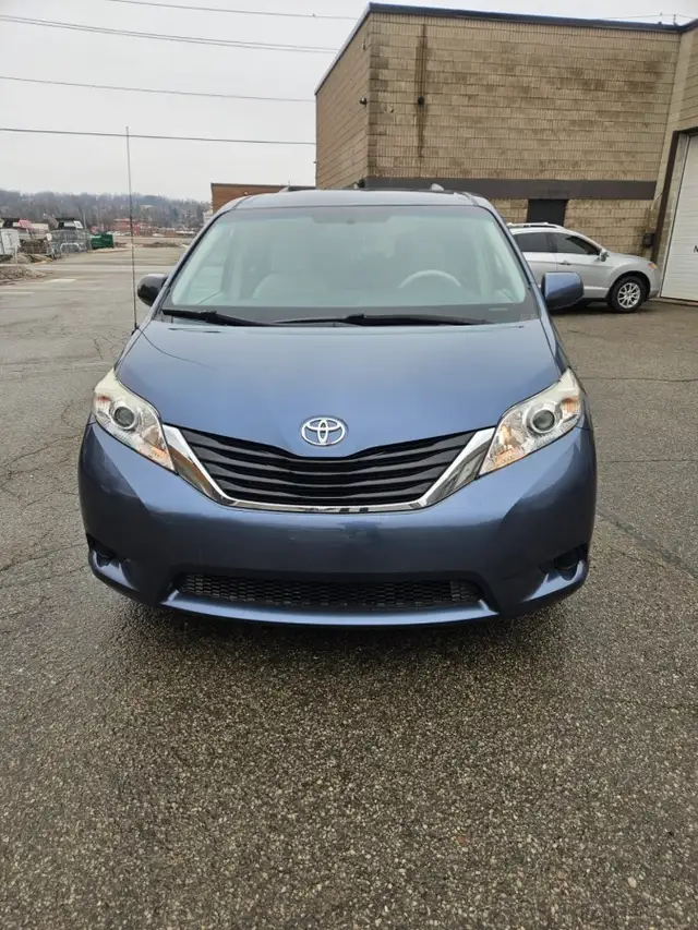 2014 TOYOTA SIENNA  NO ACCIDENTS  LOW KM - Photo 3