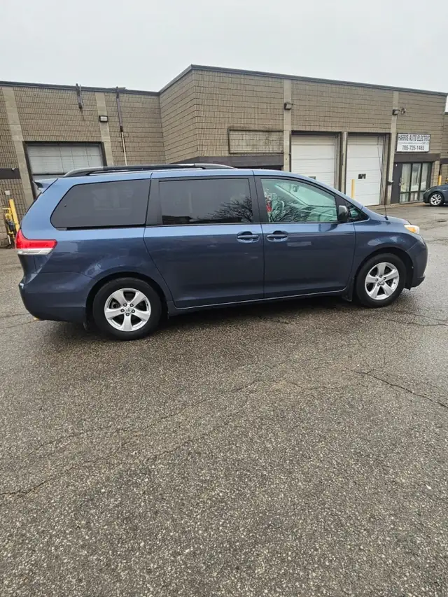 2014 TOYOTA SIENNA  NO ACCIDENTS  LOW KM - Photo 4