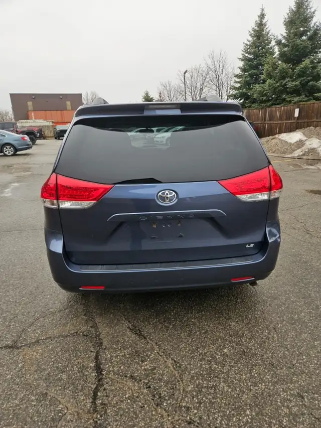 2014 TOYOTA SIENNA  NO ACCIDENTS  LOW KM - Photo 5