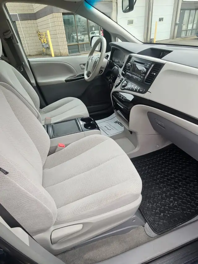 2014 TOYOTA SIENNA  NO ACCIDENTS  LOW KM - Photo 6
