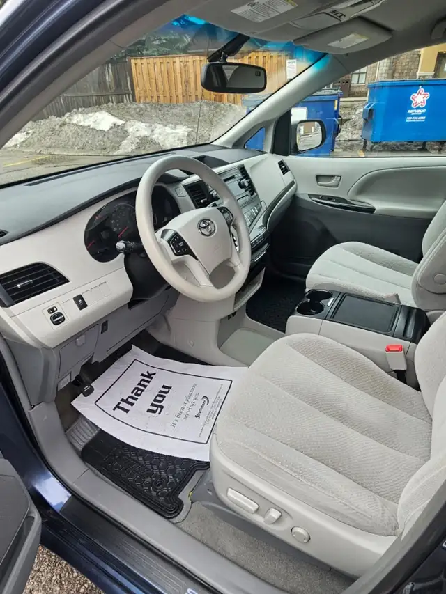 2014 TOYOTA SIENNA  NO ACCIDENTS  LOW KM - Photo 7