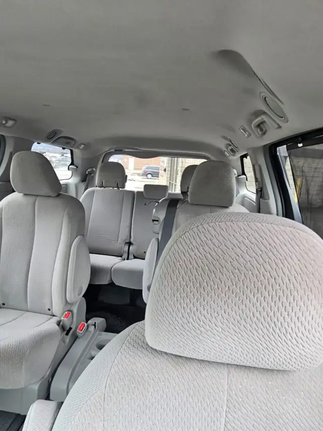 2014 TOYOTA SIENNA  NO ACCIDENTS  LOW KM - Photo 8