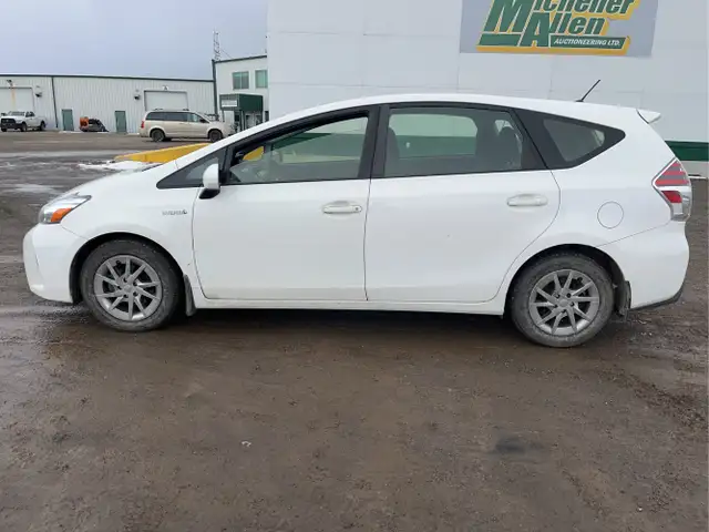 2017 Toyota Prius v - Photo 2