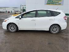 2017 Toyota Prius v - Photo 2