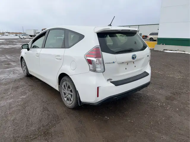 2017 Toyota Prius v - Photo 3