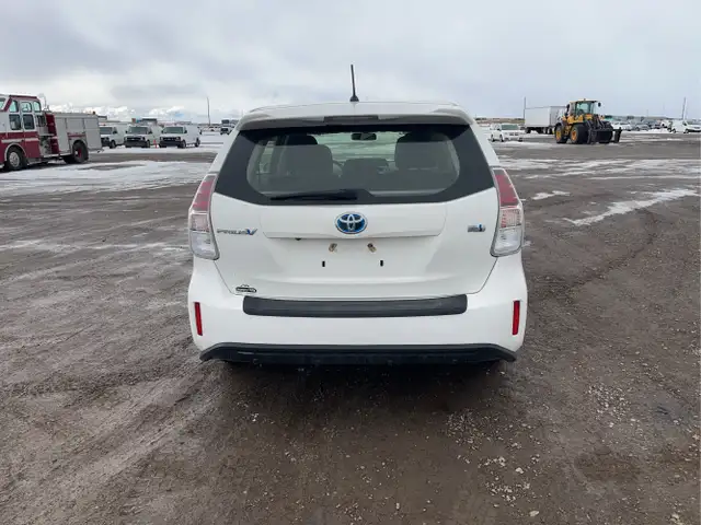 2017 Toyota Prius v - Photo 4