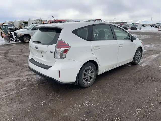 2017 Toyota Prius v - Photo 5