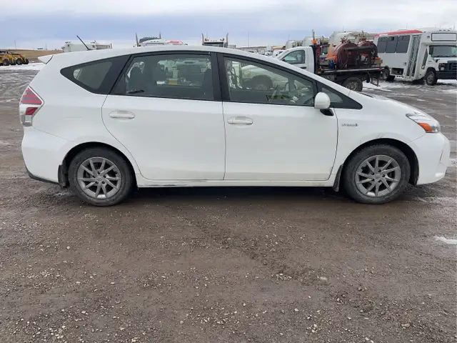 2017 Toyota Prius v - Photo 6