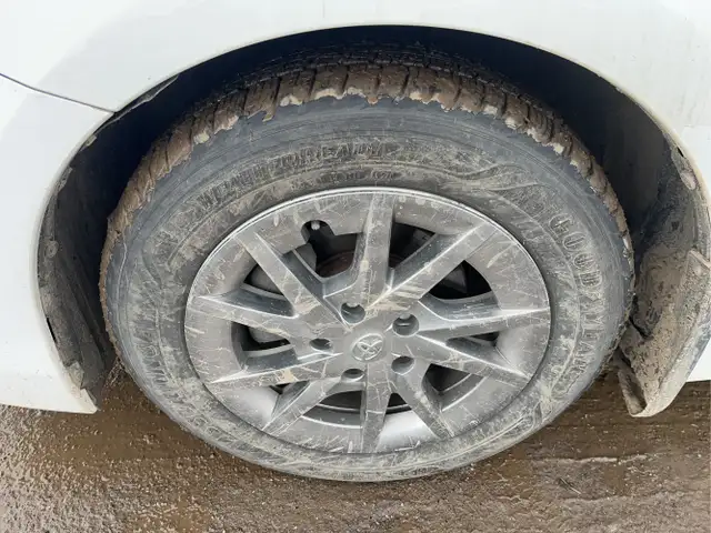 2017 Toyota Prius v - Photo 9