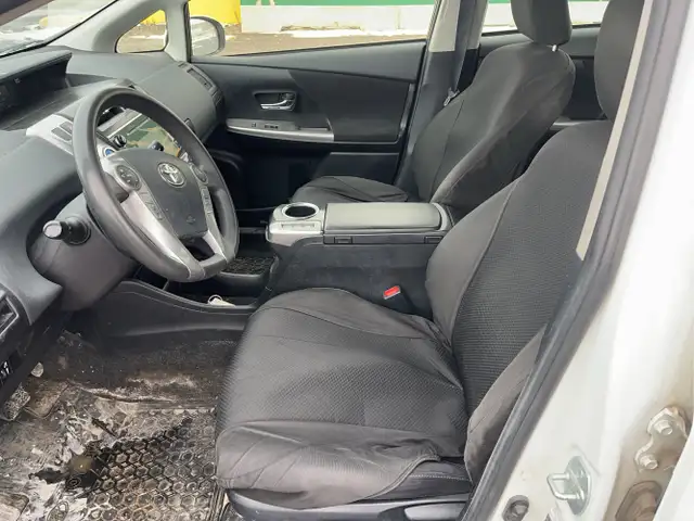 2017 Toyota Prius v - Photo 13