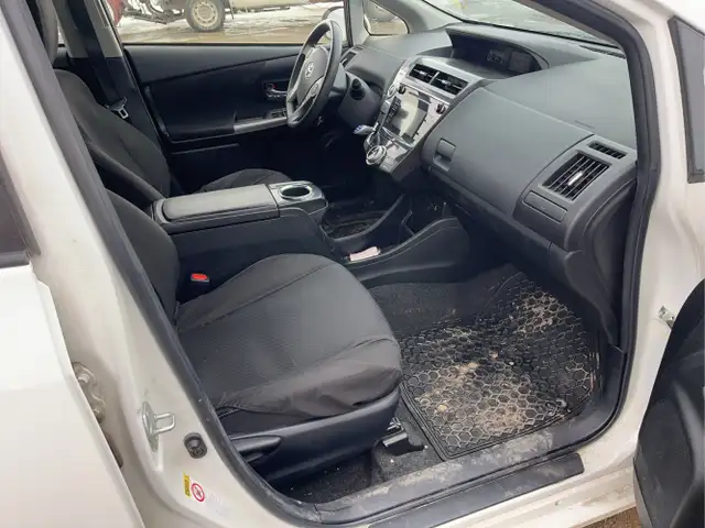 2017 Toyota Prius v - Photo 14