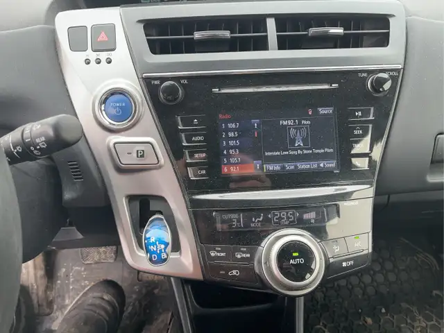 2017 Toyota Prius v - Photo 17