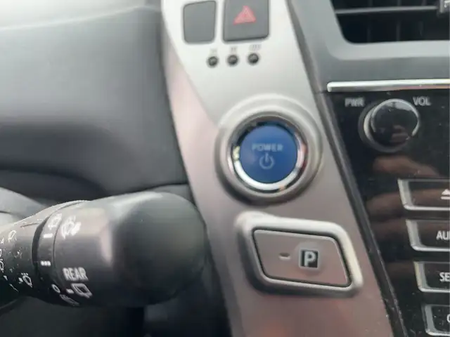 2017 Toyota Prius v - Photo 18