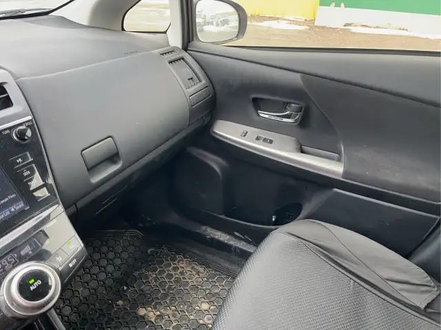 2017 Toyota Prius v - Photo 20