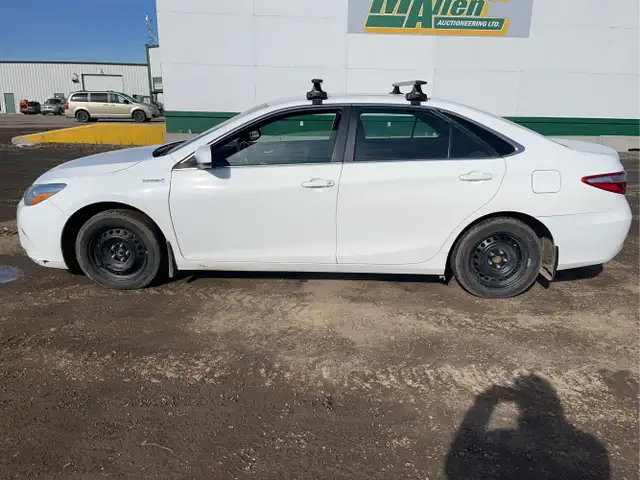 2017 Toyota Camry Hybrid - Photo 2