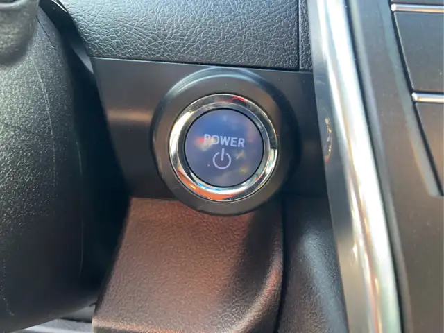 2017 Toyota Camry Hybrid - Photo 15