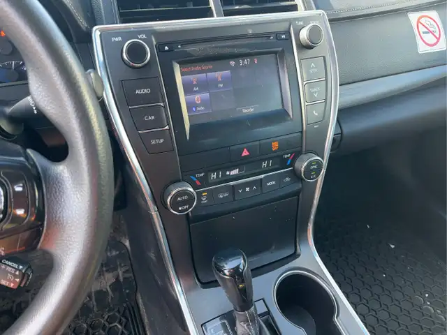 2017 Toyota Camry Hybrid - Photo 16