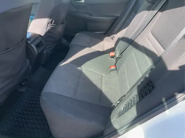 2017 Toyota Camry Hybrid - Photo 18