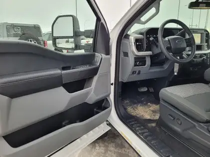 2026 Ford Super Duty F-550 DRW XLT 4WD Crew Cab 203 WB 84 CA - Photo 9