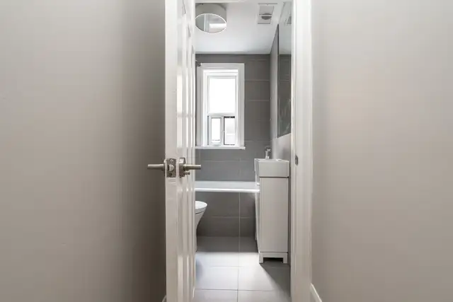 Renovated one bedroom, St Clair and Arlington - ID 4365 - Photo 6