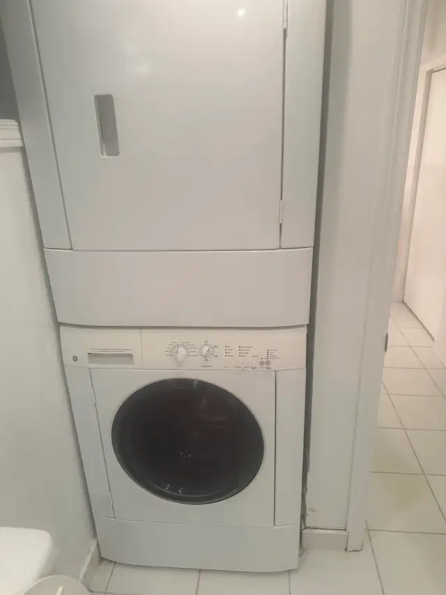 1 min Bloor-Ossington subway! Very clean. Immediately