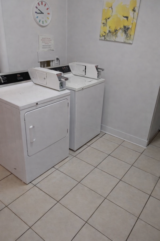 2½ tranquille rénové | WiFi, rangement et sécurité 24h inclus - Photo 7