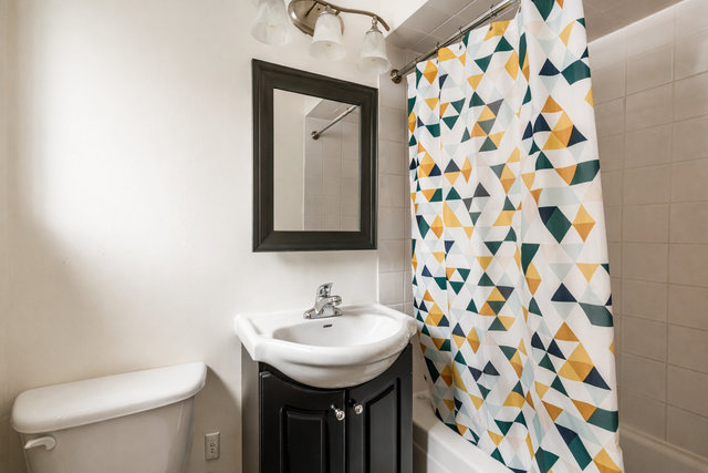 3½ Tranquille Rénové | WiFi, rangement et surveillance 24h - Photo 6