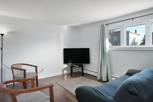 C5 BSMT - 2 BEDROOMS | FULLY FURNISHED ALL UTILITIES INCLUDED - Photo 4