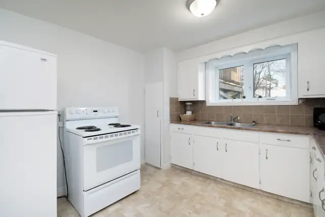 C5 BSMT - 2 BEDROOMS | FULLY FURNISHED ALL UTILITIES INCLUDED - Photo 7