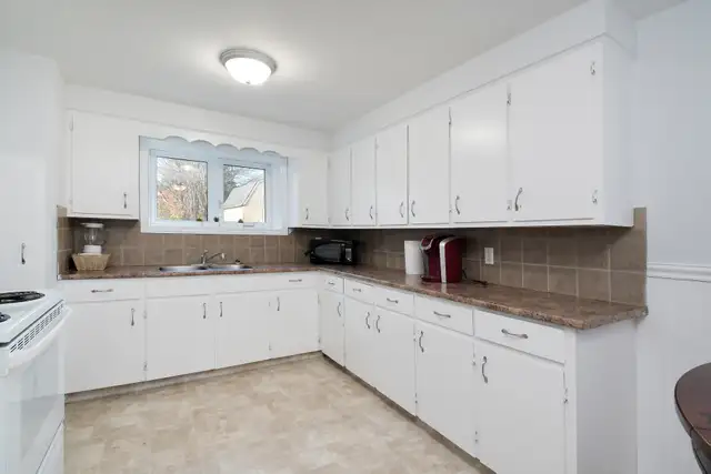 C5 BSMT - 2 BEDROOMS | FULLY FURNISHED ALL UTILITIES INCLUDED - Photo 9