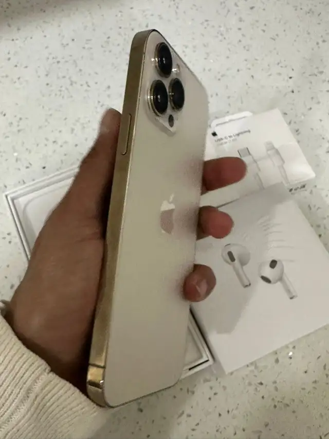 iPhone 13 Pro Max 128GB AirPods & Fast Charger - Photo 3