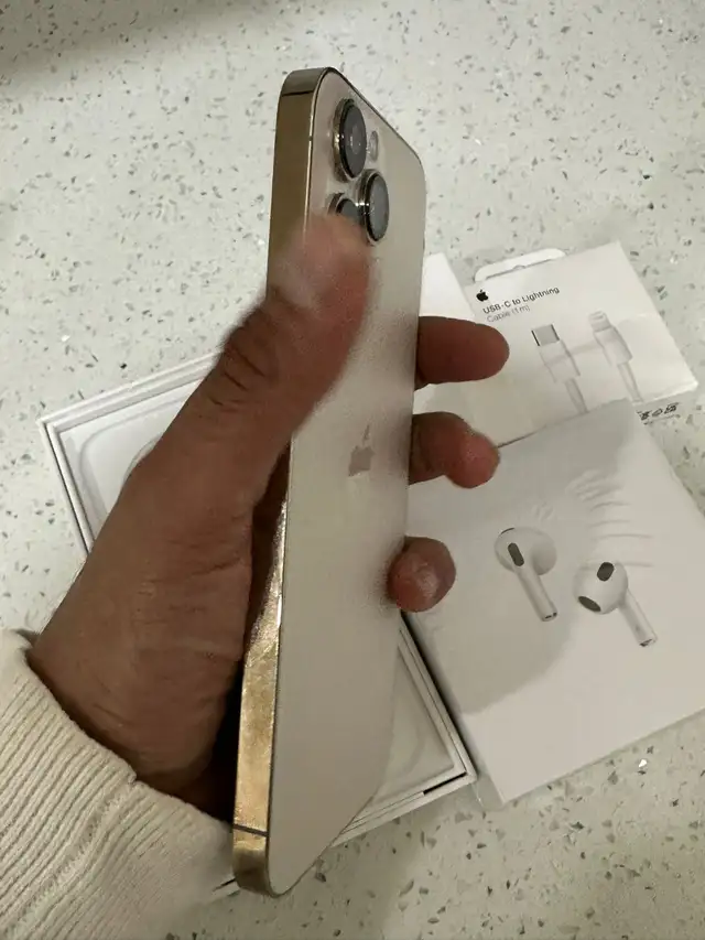 iPhone 13 Pro Max 128GB AirPods & Fast Charger - Photo 7