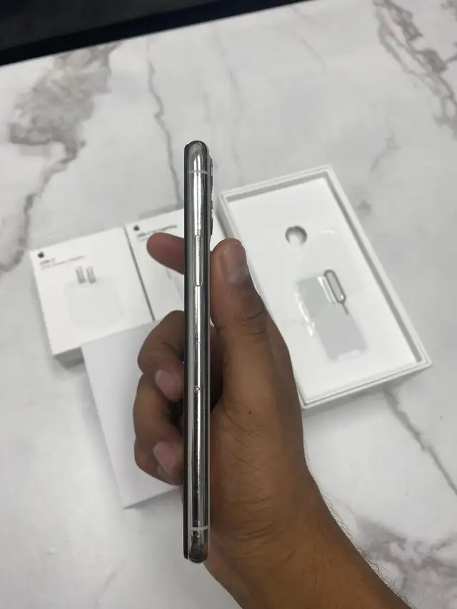 iPhone 11 PRO 256GB Unlocked - Mint Condition! - Photo 3