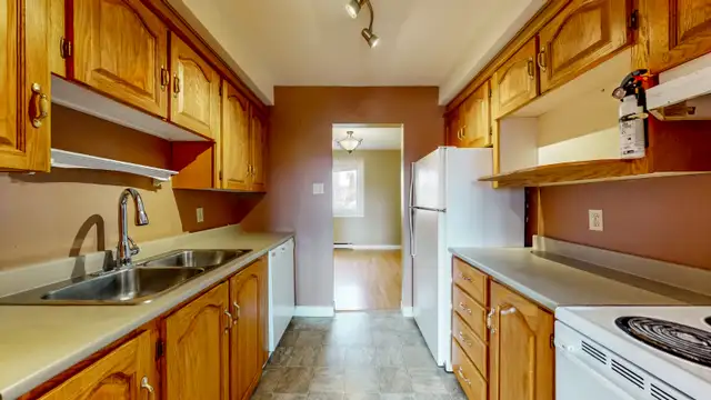 Affordable West-End townhouse! 4 Bed 1 Bath - Photo 3