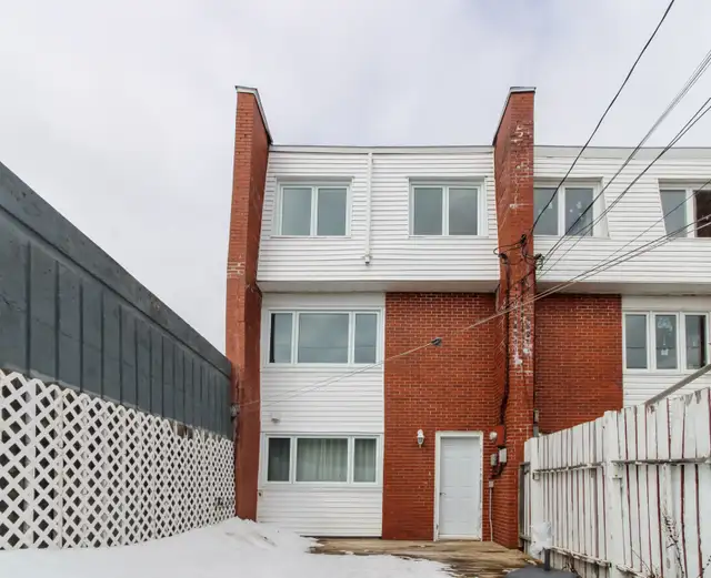 Affordable West-End townhouse! 4 Bed 1 Bath - Photo 9