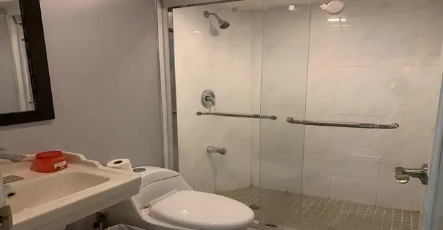 Room - Private bathroom - FEMALE only - Mohawk College- NOW - Photo 2