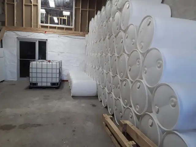 55 gallons plastic barrels, 2 caps on top. - Photo 9