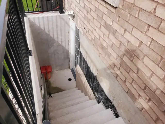 2 Bed 1 Bath legal Basement Apartment - Photo 7