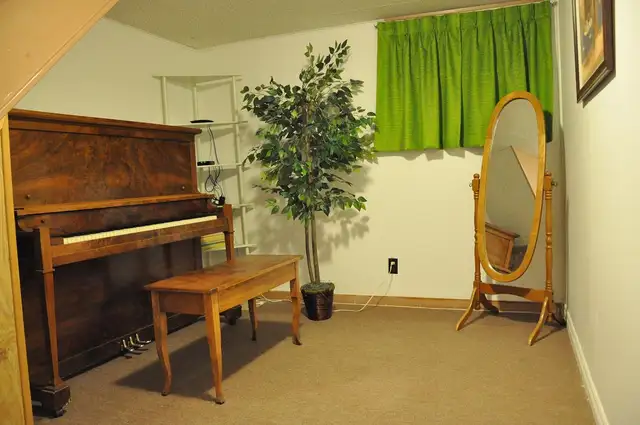 Utilities included,Large room, Furnished, Free Wifi--ALL FEMALE - Photo 8