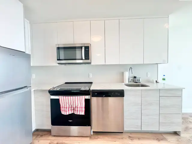 MODERN 1-BEDROOM   DEN CONDO WITH STUNNING CITY VIEWS