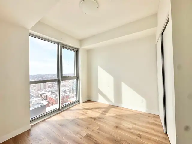 MODERN 1-BEDROOM   DEN CONDO WITH STUNNING CITY VIEWS - Photo 3