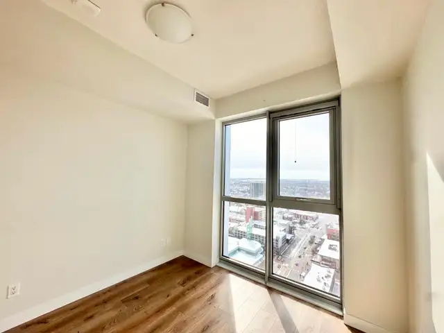 MODERN 1-BEDROOM   DEN CONDO WITH STUNNING CITY VIEWS - Photo 4
