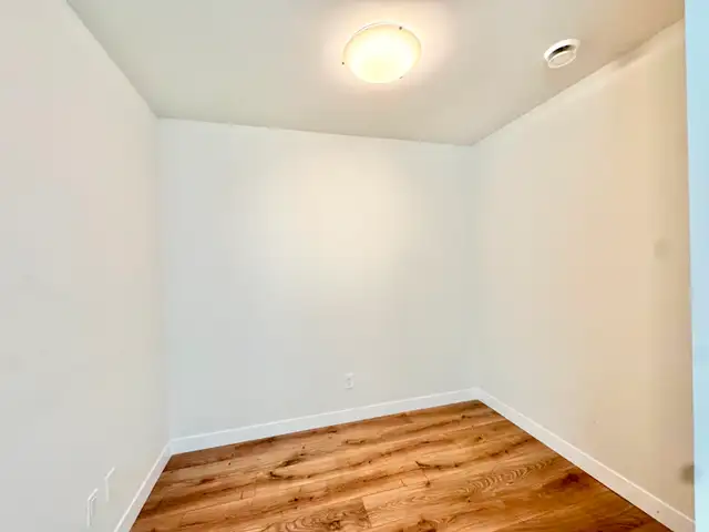 MODERN 1-BEDROOM   DEN CONDO WITH STUNNING CITY VIEWS - Photo 5