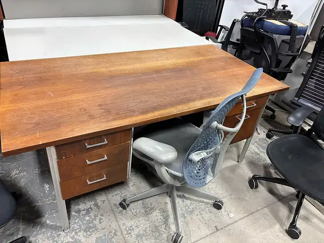 Used Desks Sale in Canada from Ufficio Furniture-Call Us Now! - Photo 2